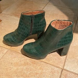 Chelsea Crew green booties